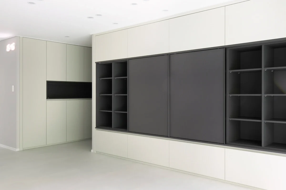 Moderním trendem je schování televize. Zdroj: Shutterstock | TVGURU.cz Obývací stěna se schovanou televizí.