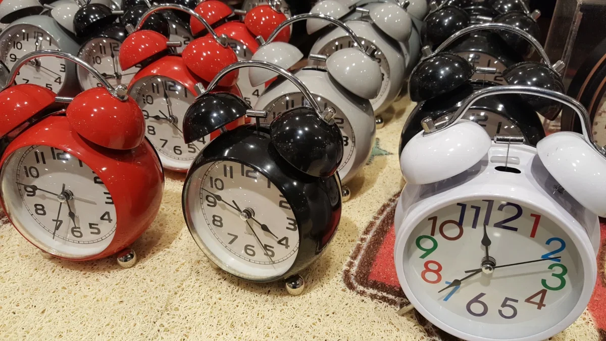 Vedle sebe je několik budíků.