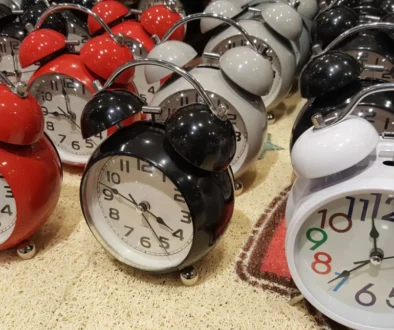 Vedle sebe je několik budíků.