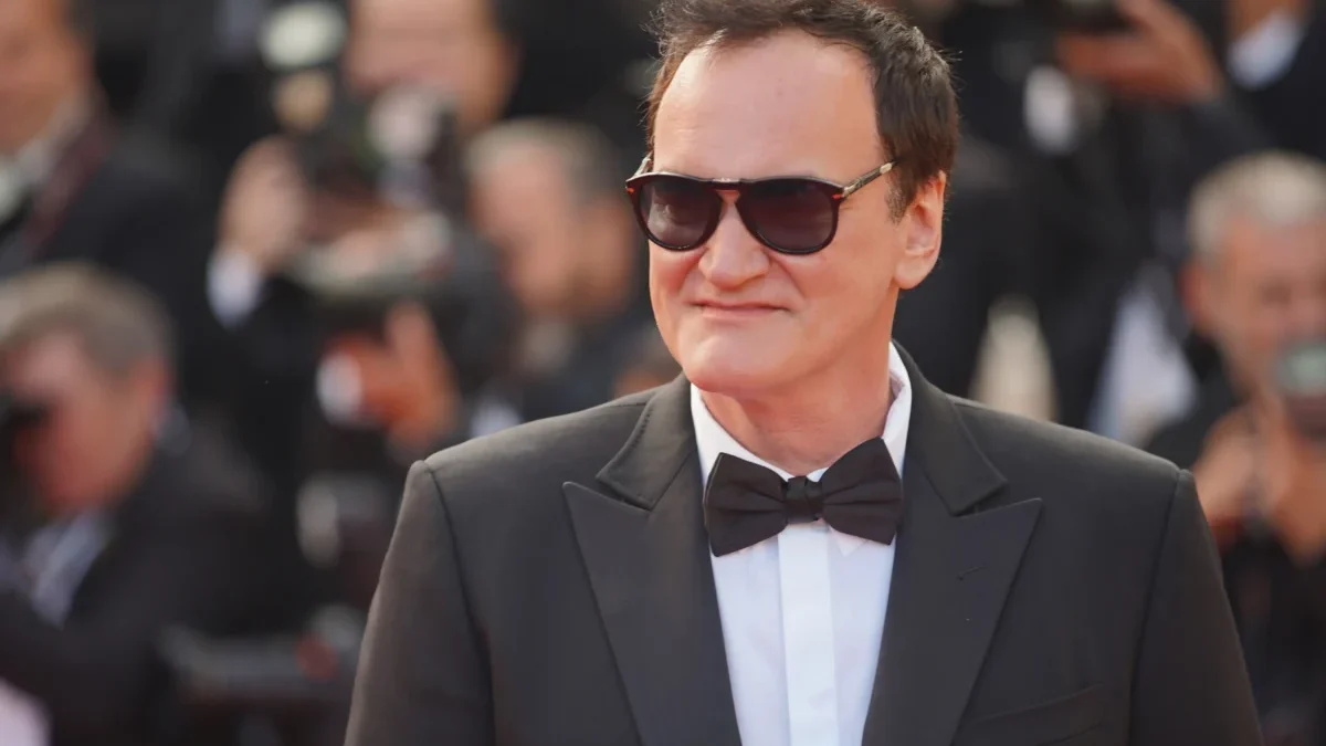 Quentin Tarantino se usmívá.