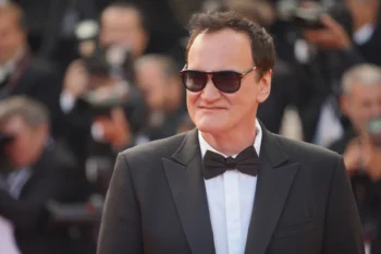 Quentin Tarantino se usmívá.
