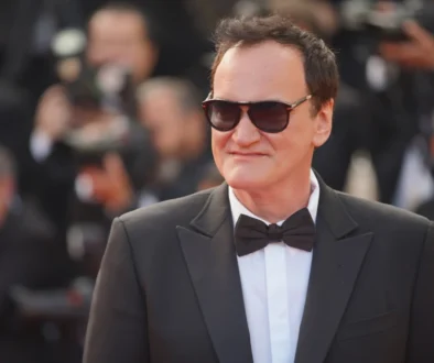 Quentin Tarantino se usmívá.