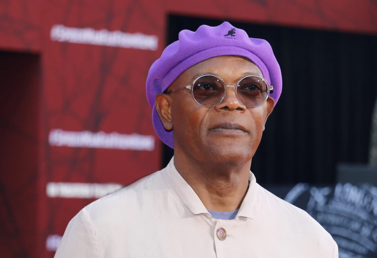 Samuel L. Jackson kouká před sebe.