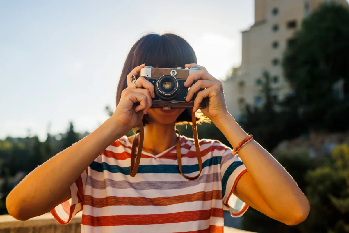 Dívka s analogovým fotoaparátem