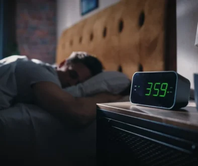 muž v posteli s budíkem vedle sebe