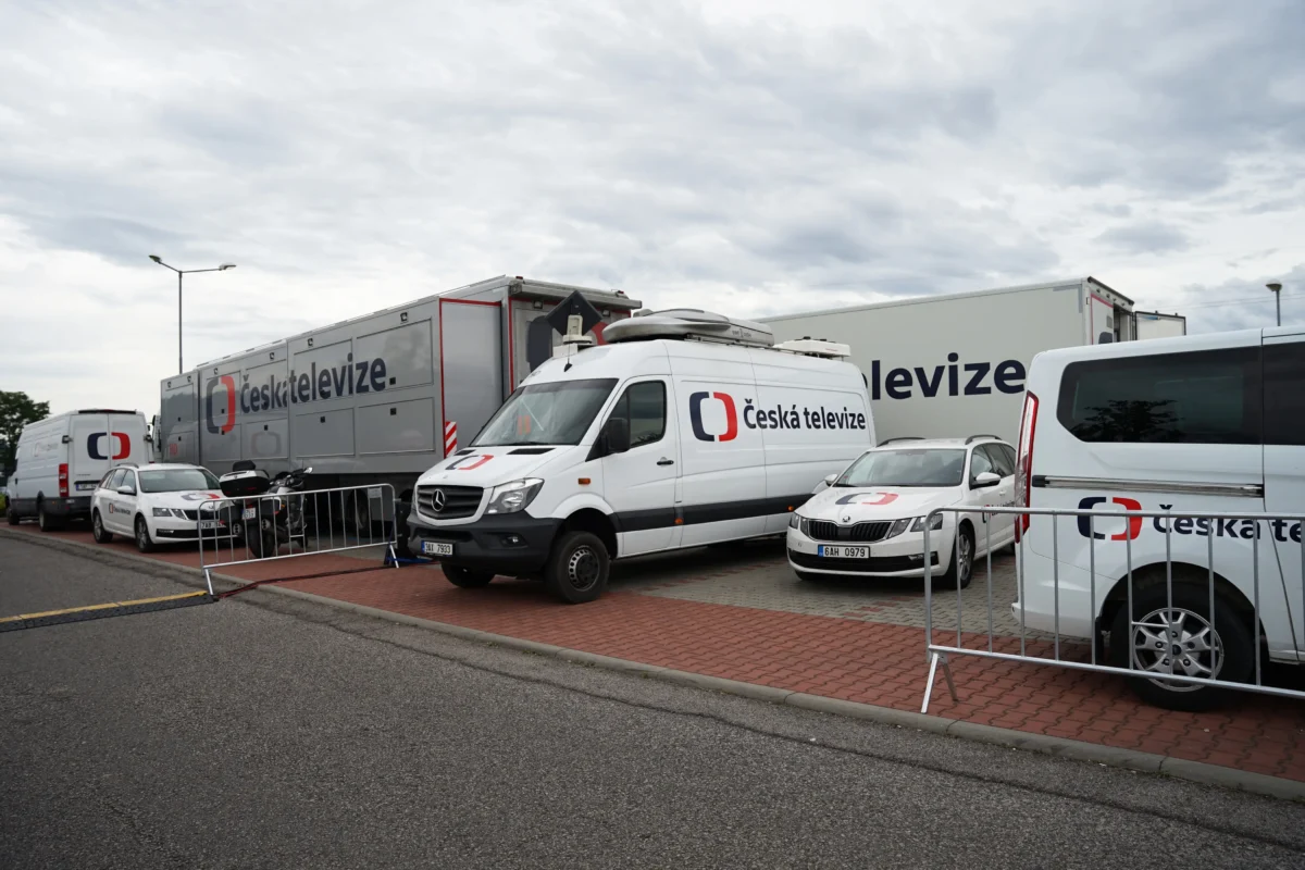 Vedle sebe stojí zaparkovaná auta ČT.