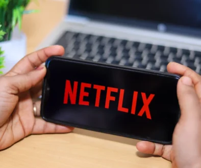 Na mobilu je spuštěný Netflix.