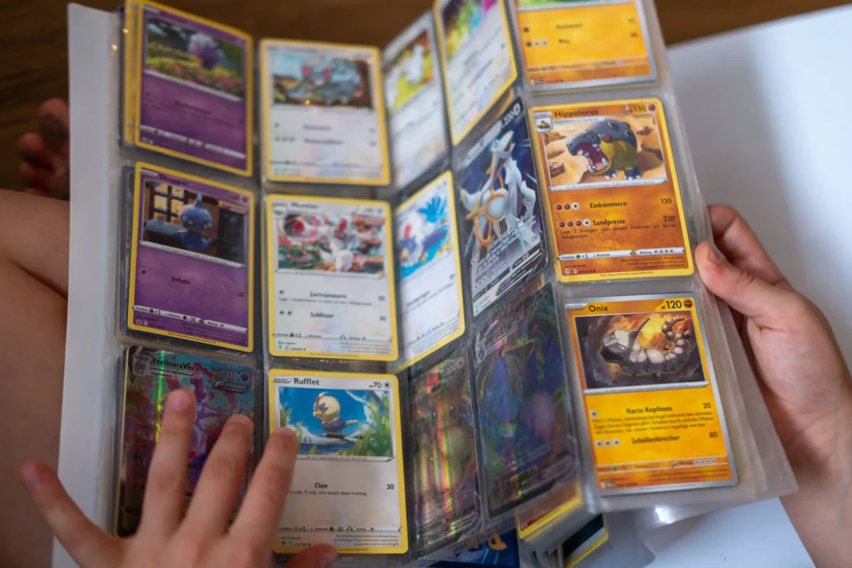 Pokémon kartičky vyskládané v albu. 