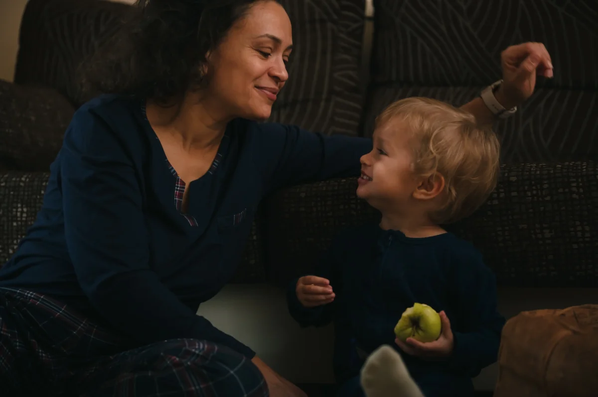 Maminka hladí chlapečka.