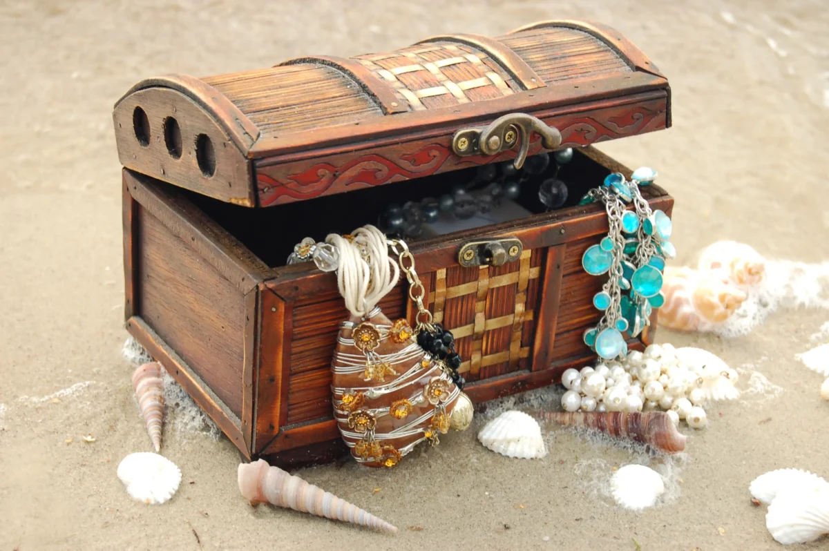 Na pláži je truhla s pokladem. 
