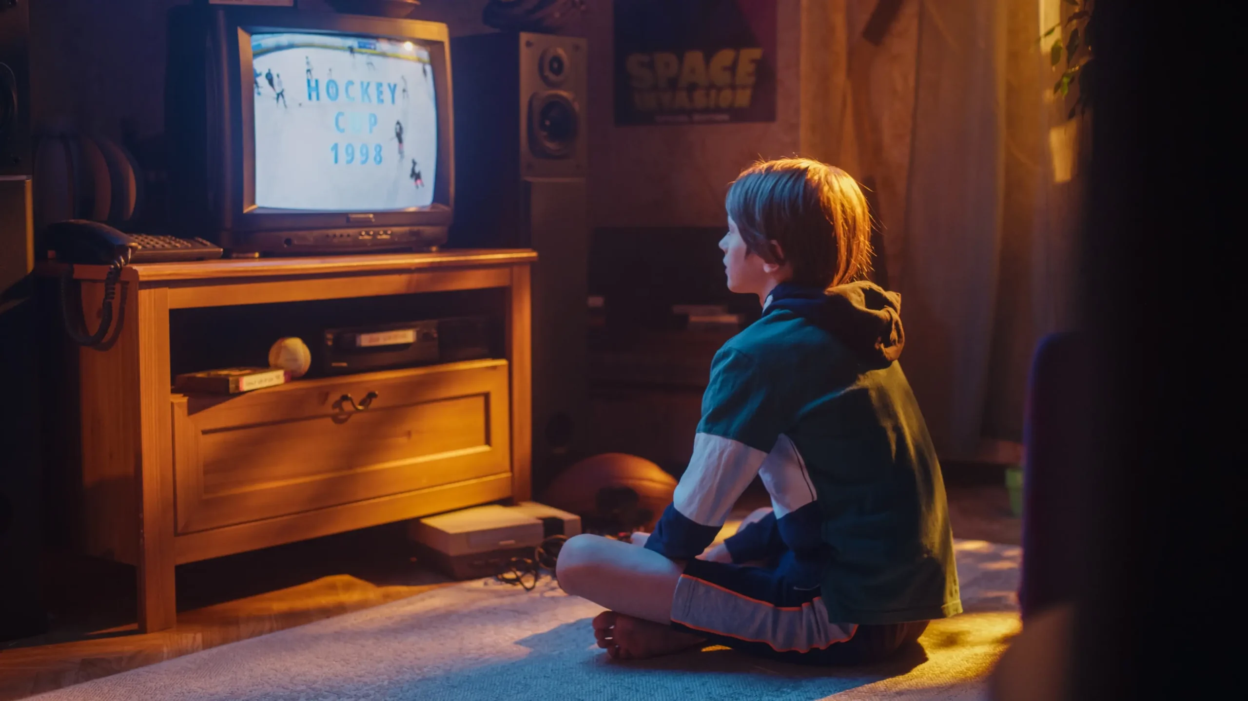 Chlapec sedí před televizí 