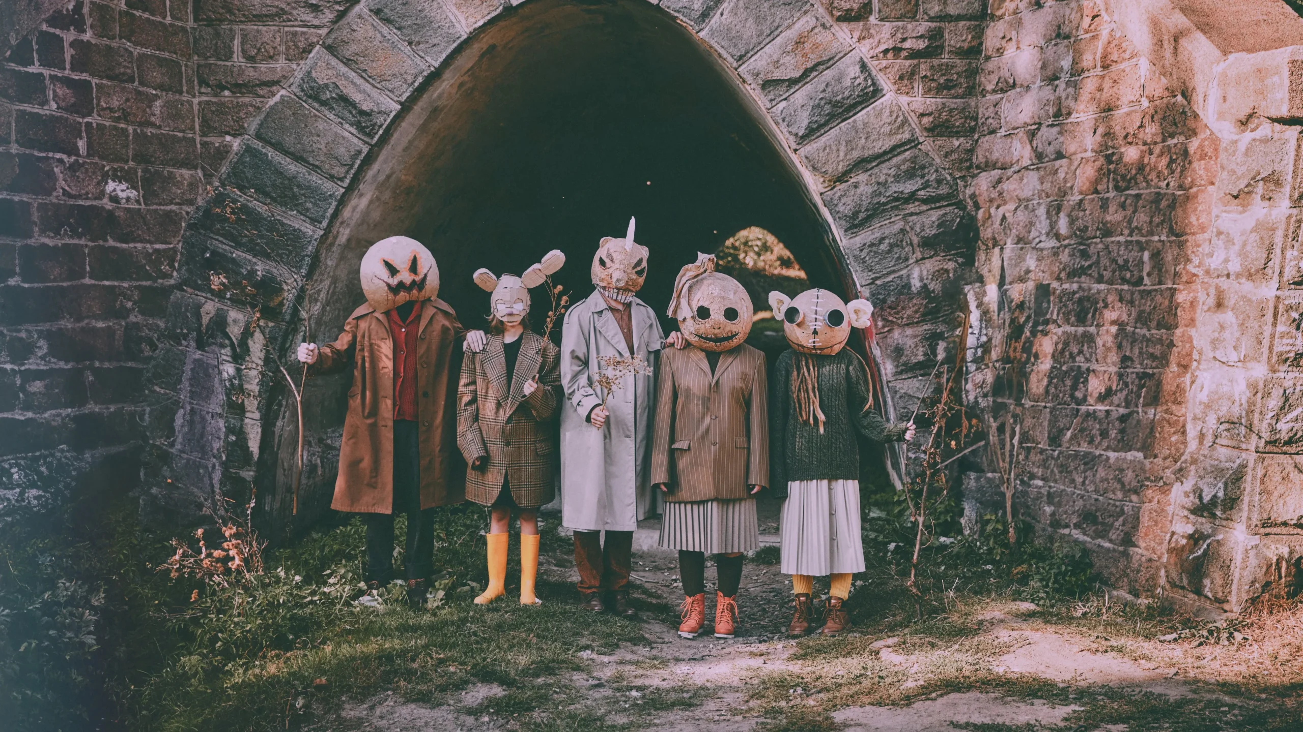 Lidé v děsivých maskách 