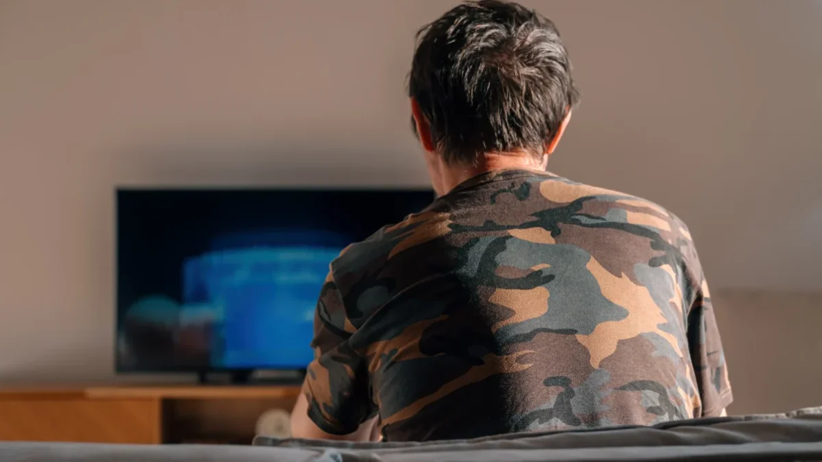 muž sleduje televizi