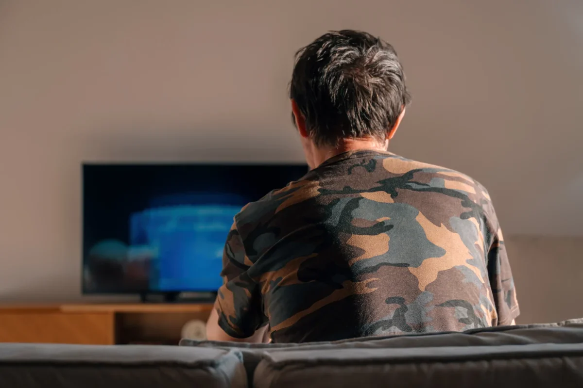 muž sleduje televizi