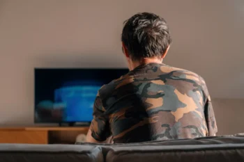 muž sleduje televizi