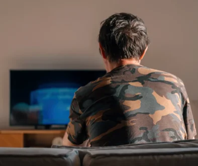 muž sleduje televizi