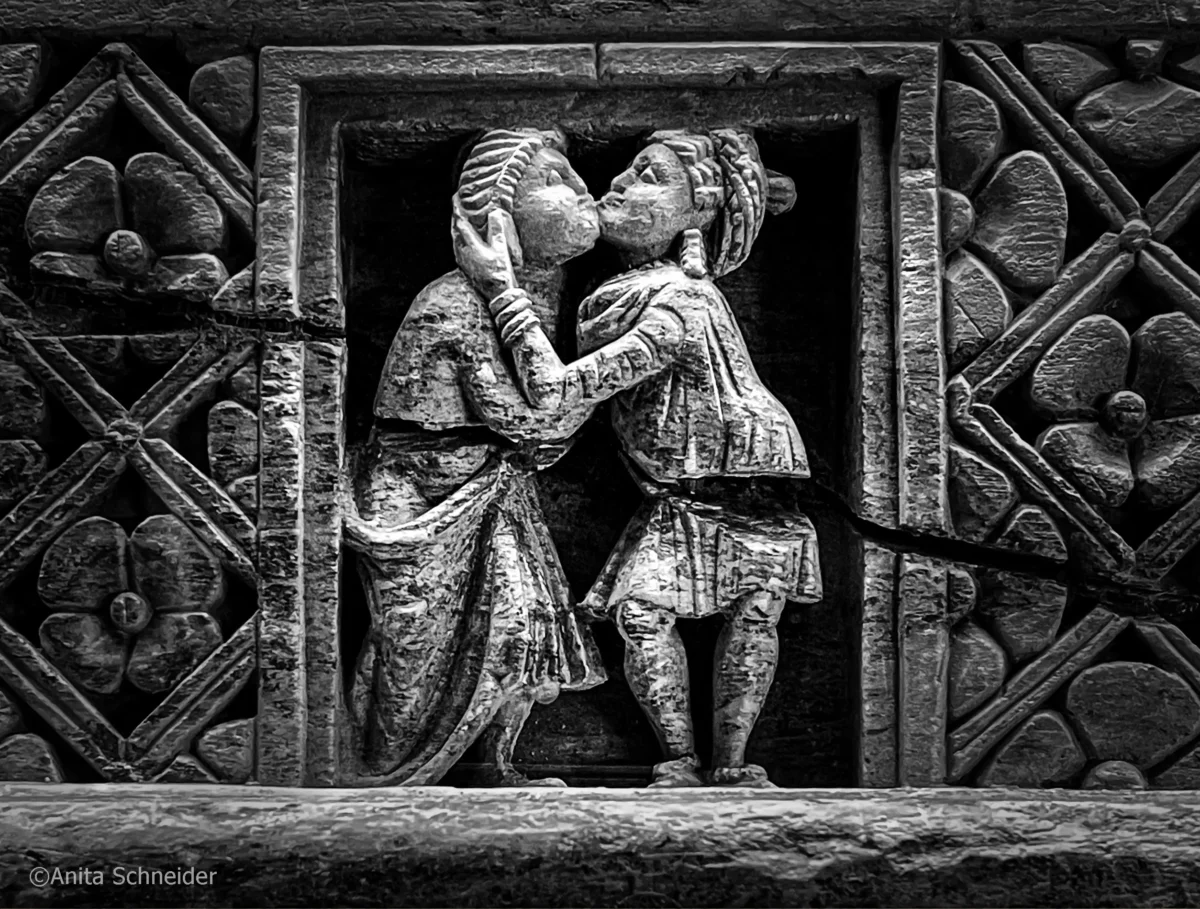 líbající se sošky