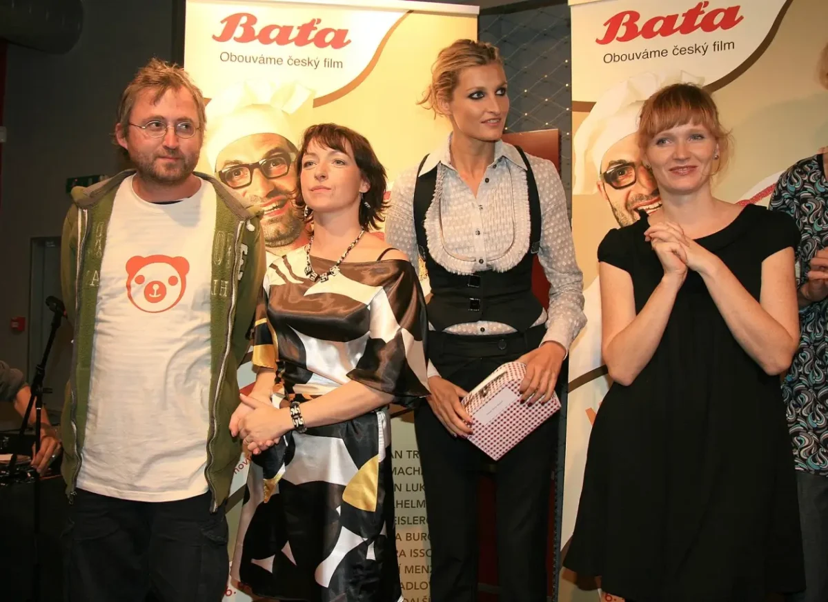 V tragické komedii si zahrálo mnoho českých hvězd. Zdroj: Profimedia | TVGURU.cz Herci z filmu Medvídek.