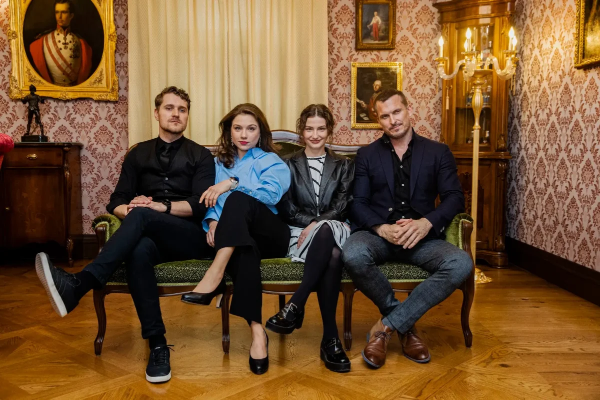 Herci ze seriálu Dunaj sedí vedle sebe. 