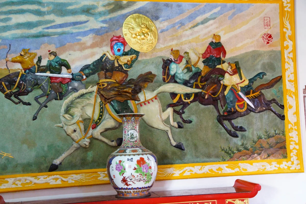 Pod obrazem stojí váza.