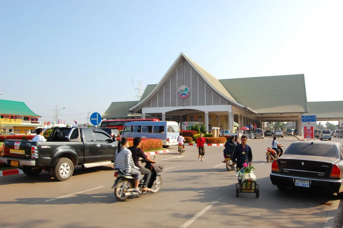 Lidé v Laosu před obchodem