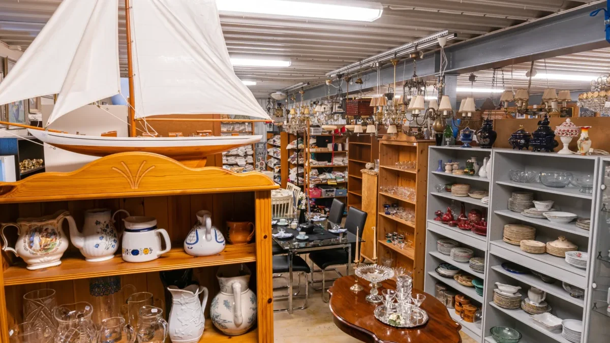 V obchodě je vystavena spousta starých věcí.