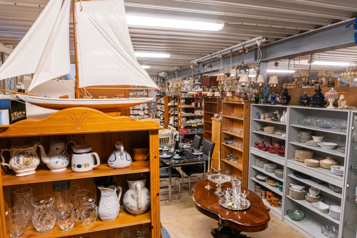 V obchodě je vystavena spousta starých věcí.