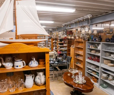 V obchodě je vystavena spousta starých věcí.