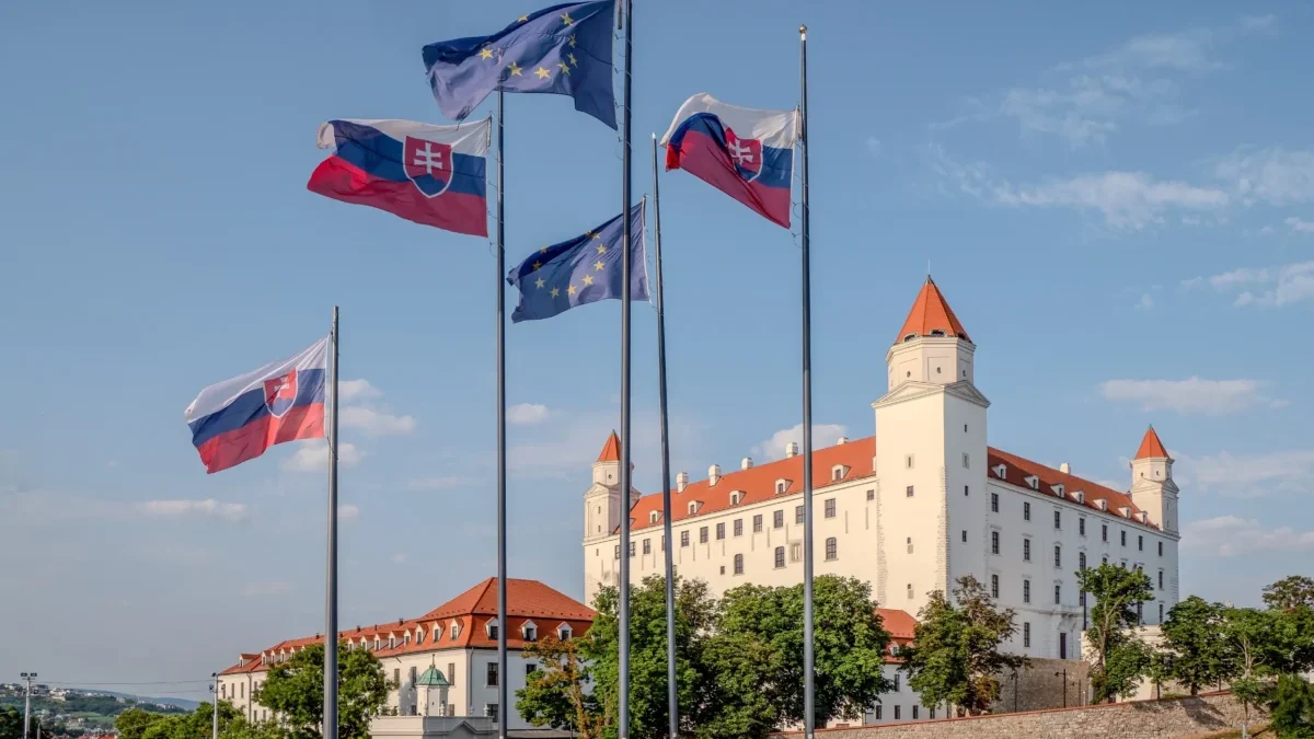 U hradu v Bratislavě visí vlajky.