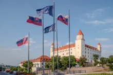 U hradu v Bratislavě visí vlajky.