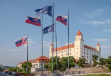 U hradu v Bratislavě visí vlajky.
