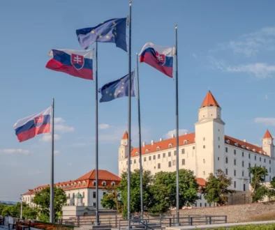 U hradu v Bratislavě visí vlajky.