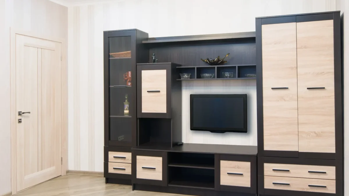 Obývacímu pokoji dominuje obývací stěna.