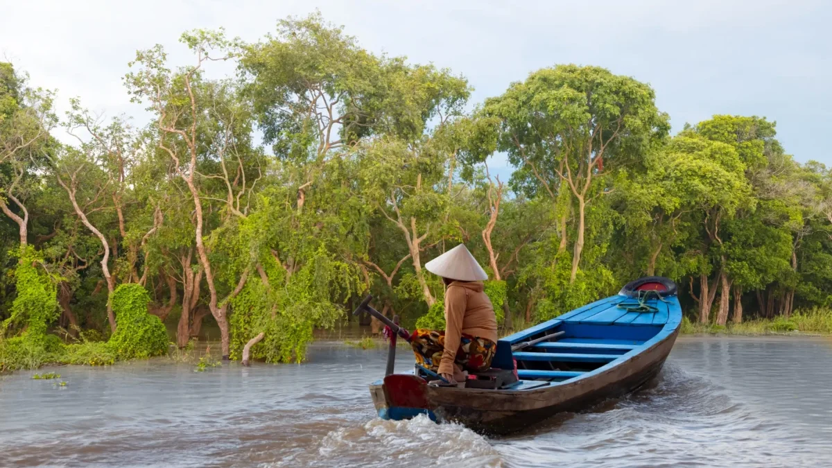 Muž pluje po vodě.