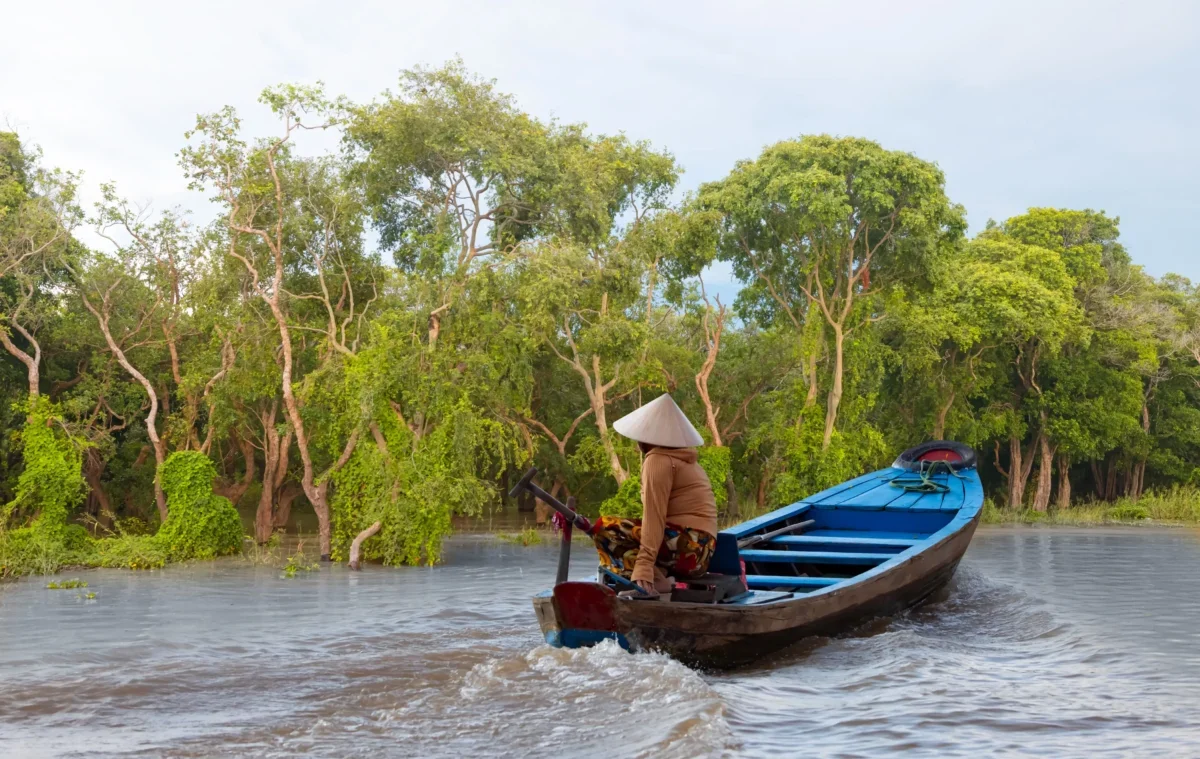 Muž pluje po vodě.