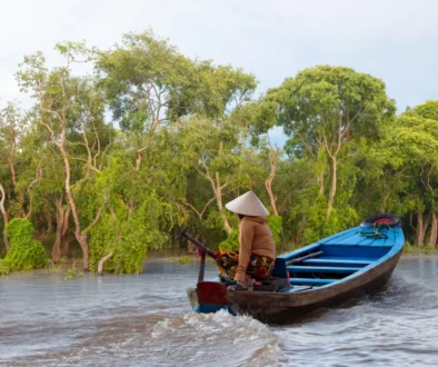 Muž pluje po vodě.