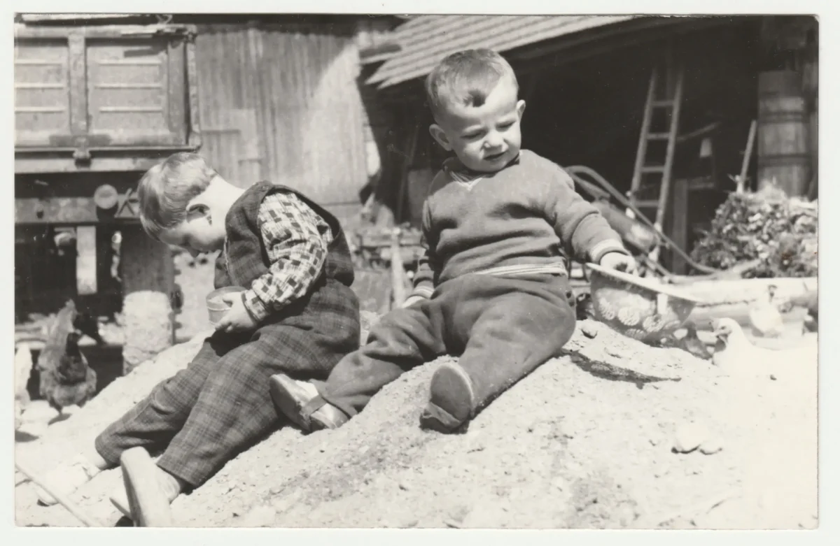 Děti hrající si na písku. 