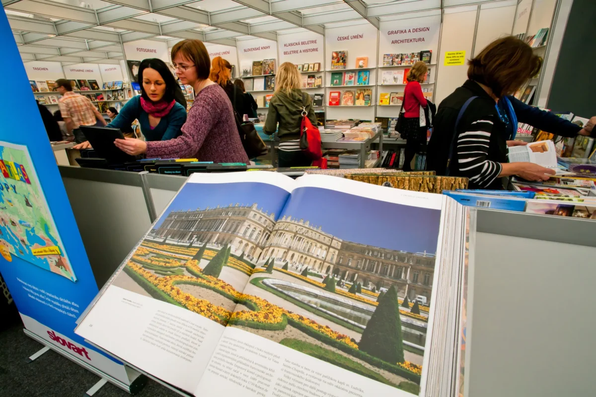 shutterstock_197618057-2 | TVGURU.cz Lidé jsou v knihkupectví.