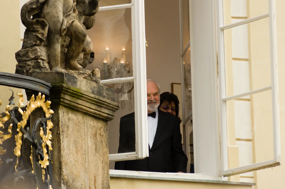 shutterstock_2281468713-2 | TVGURU.cz Zdeněk Svěrák stojí u okna.