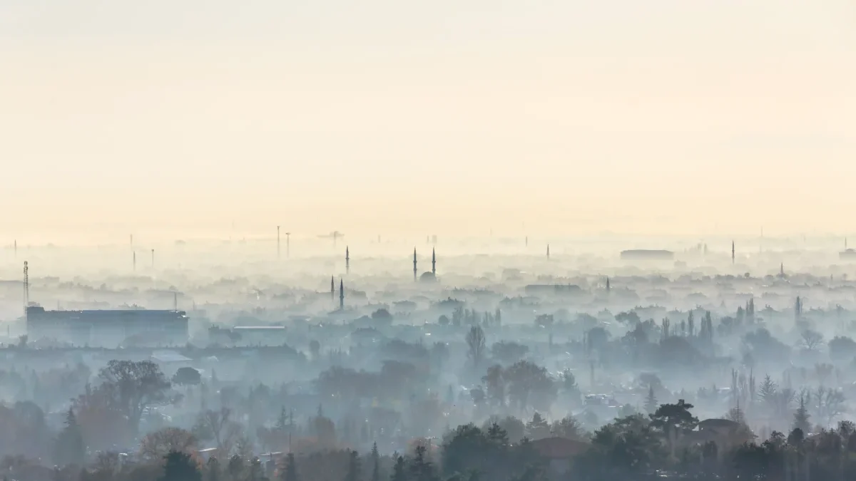 Město je schované v mlze.