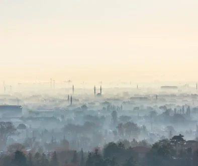 Město je schované v mlze.
