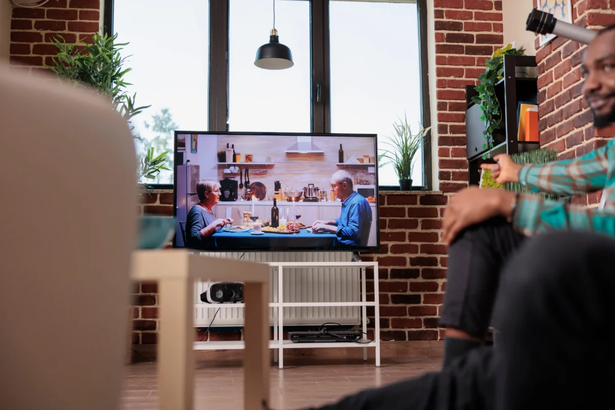 shutterstock_2177057463 1 | TVGURU.cz televize na stolku