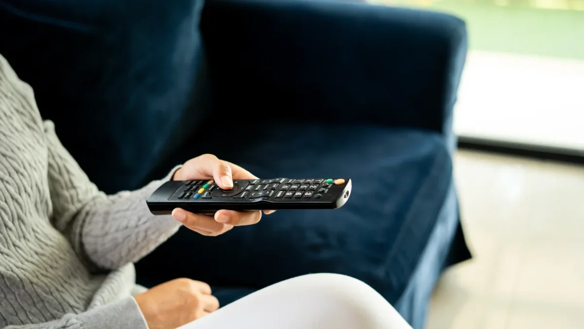 žena zapíná televizi