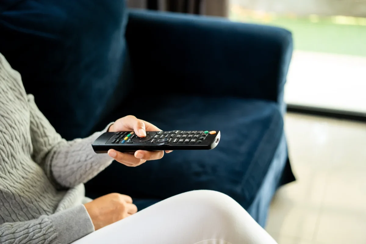 žena zapíná televizi