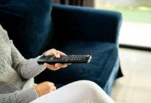 žena zapíná televizi