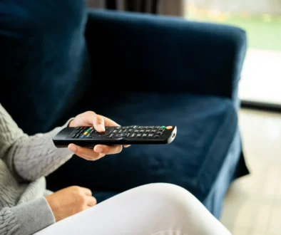 žena zapíná televizi