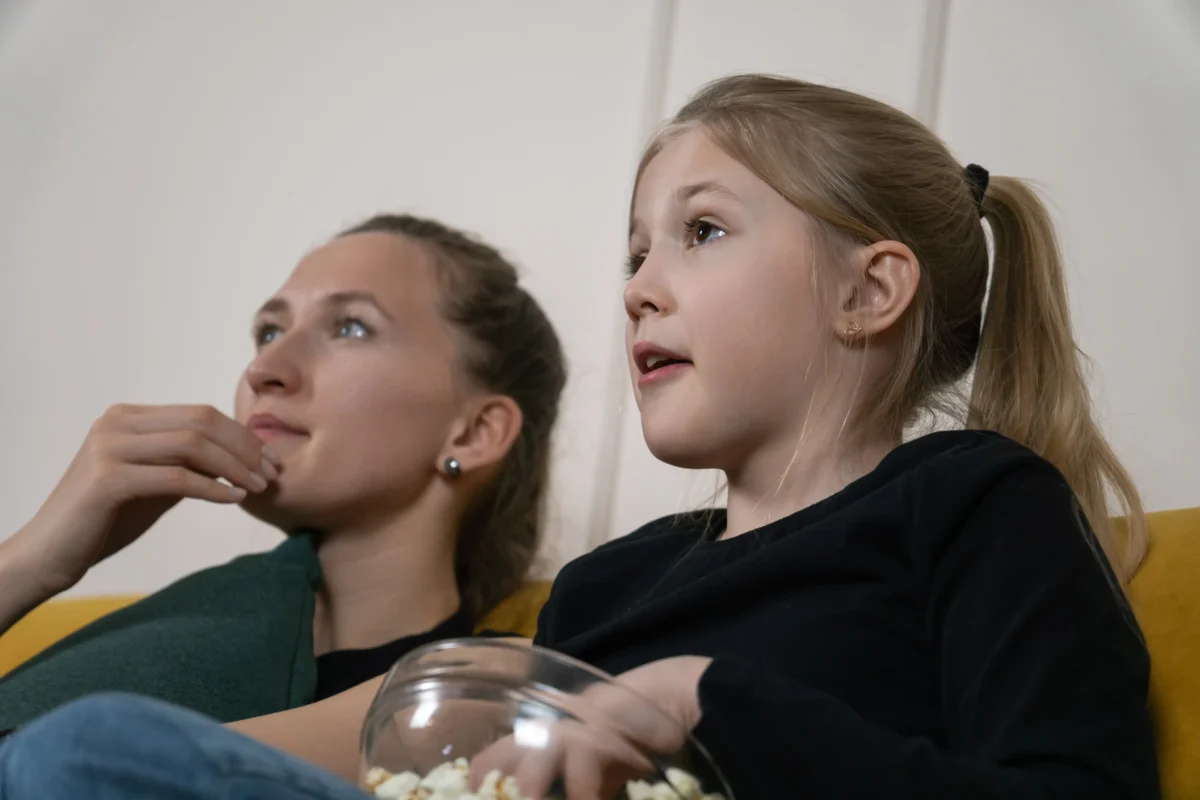 matka s dcerou sledují film