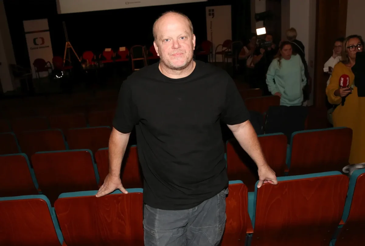 David Novotný se opírá o sedačky za sebou.