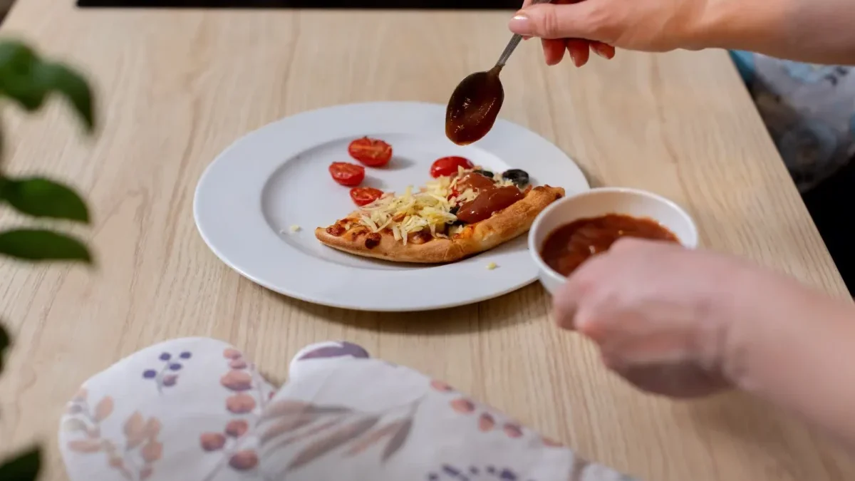 muž si dává marmeládu na lívance