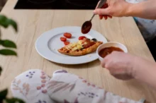 muž si dává marmeládu na lívance